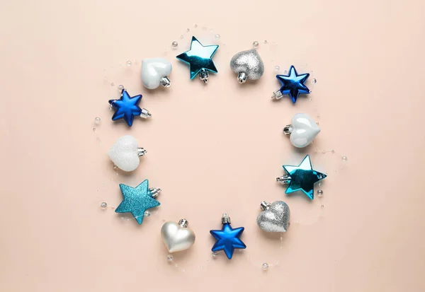 Bej Arka Planda Farklı Noel Toplarından Yapılmış Güzel Bir Çelenk — Stok fotoğraf