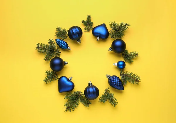 Mavi Noel Toplarından Yapılmış Güzel Bir Çelenk Sarı Arka Planda — Stok fotoğraf