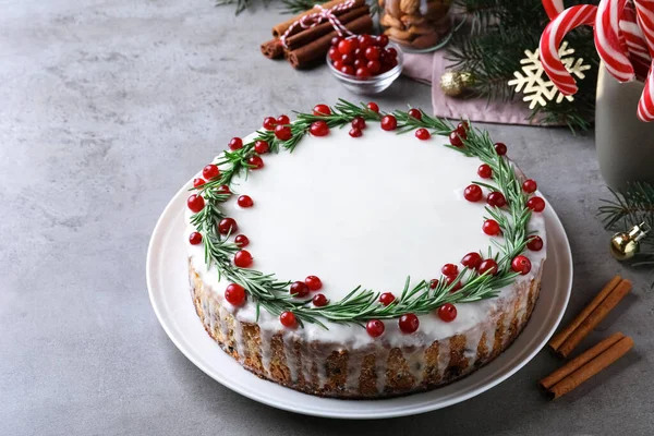 Gâteau Noël Traditionnel Décoré Romarin Canneberges Sur Table Gris Clair — Photo