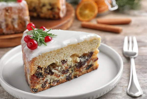 Slice Traditional Christmas Cake Decorated Rosemary Cranberries Table Closeup — Stock Photo, Image