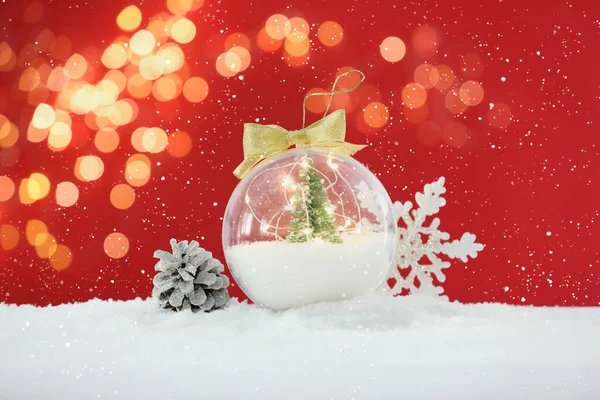 Krásný Transparentní Vánoční Ozdoba Malou Jedlí Víla Světla Sněhu Proti — Stock fotografie