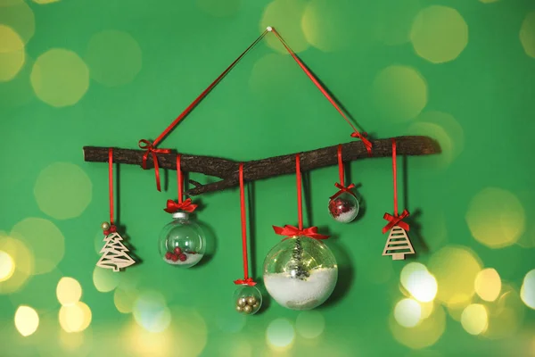 Gyönyörű Karácsonyi Dekoráció Faág Ünnepi Díszek Lóg Zöld Falon Bokeh — Stock Fotó