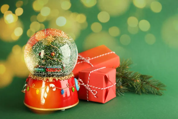 Рождественский Снежный Шар Подарочные Коробки Ветка Елки Зеленом Фоне Эффект — стоковое фото