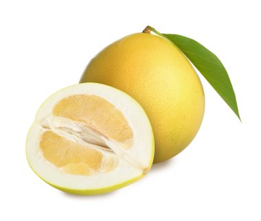 Beyaz arka planda kesilmiş taze meyveler.