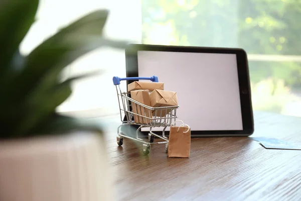 Einkaufen Internet Kleiner Einkaufswagen Mit Boxen Und Tasche Neben Modernem — Stockfoto