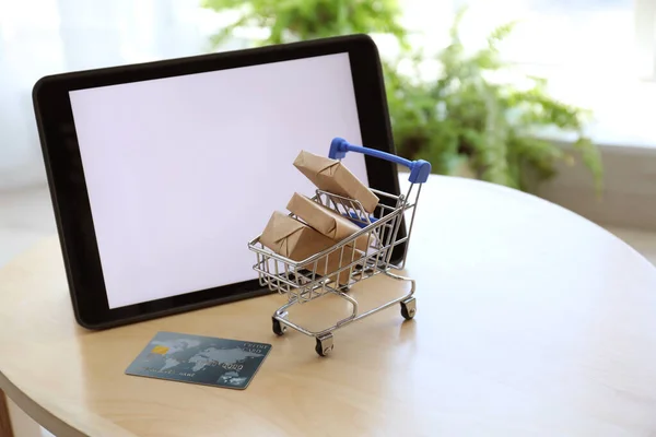 Einkaufen Internet Kleiner Einkaufswagen Mit Boxen Und Kreditkarte Neben Modernem — Stockfoto