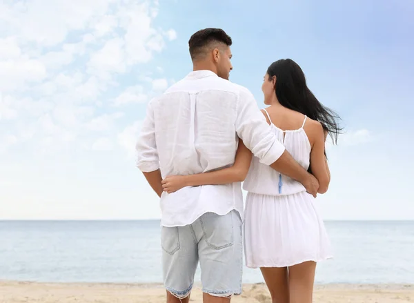 Schönes Paar Das Zeit Zusammen Strand Verbringt Rückansicht — Stockfoto