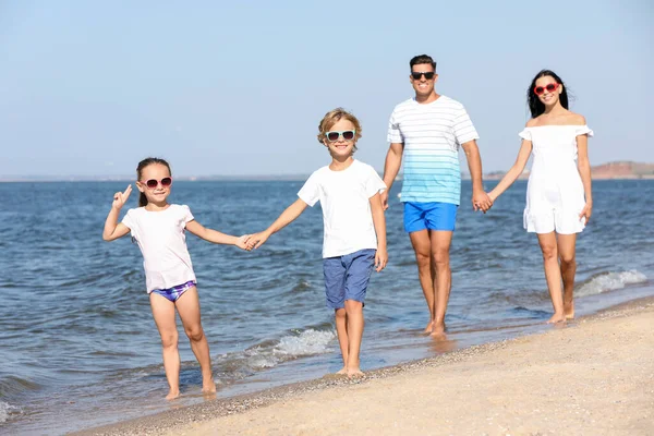Happy Family Walking Sandy Beach Sea Summer Holidays — Stock Photo, Image