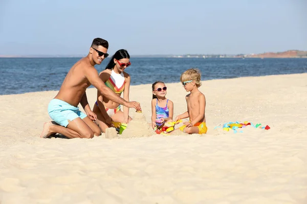 Familia Feliz Jugando Playa Arena Cerca Del Mar Vacaciones Verano —  Fotos de Stock