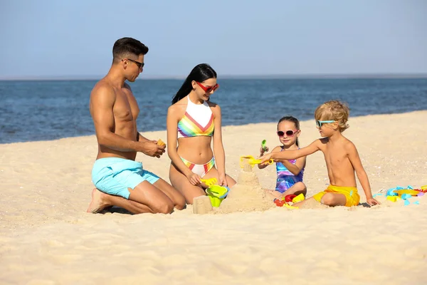 Familia Feliz Jugando Playa Arena Cerca Del Mar Vacaciones Verano —  Fotos de Stock