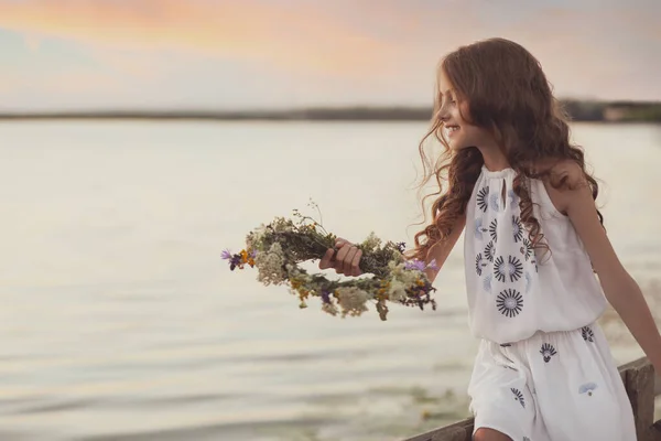 Menina Bonito Segurando Grinalda Feita Belas Flores Perto Rio Noite — Fotografia de Stock