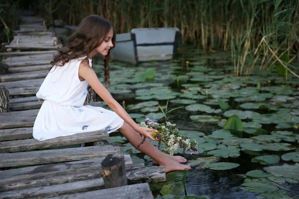 Мила Дівчинка Кладе Вінок Красивих Квітів Воду — стокове фото