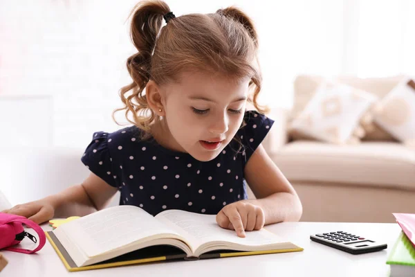 Aranyos Kislány Könyvvel Házi Feladatot Csinál Asztalnál — Stock Fotó