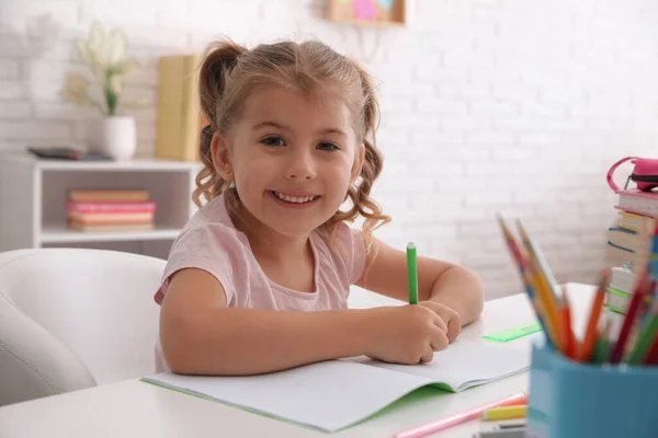 Linda Niña Haciendo Tarea Mesa — Foto de Stock