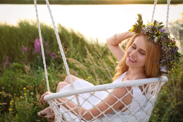 Ung Kvinna Bär Krans Gjord Vackra Blommor Gunga Stol Utomhus — Stockfoto