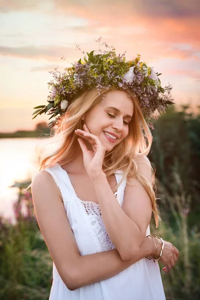 Ung Kvinna Bär Krans Gjord Vackra Blommor Utomhus — Stockfoto