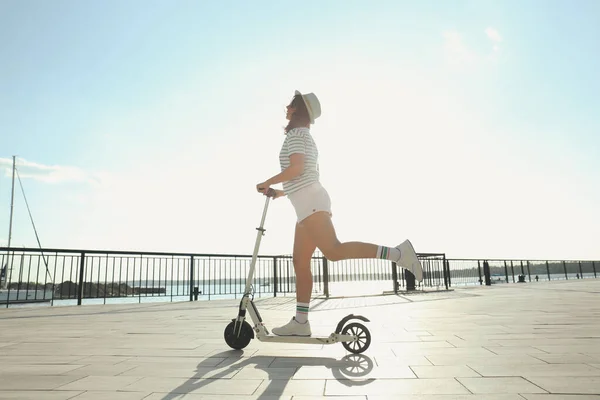 Mujer Joven Montando Patinete Scooter Moderno Largo Paseo Marítimo —  Fotos de Stock