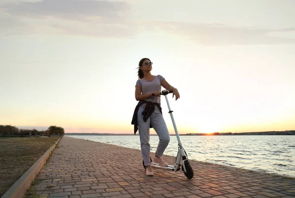 Jeune Femme Avec Scooter Coup Pied Moderne Sur Front Mer — Photo