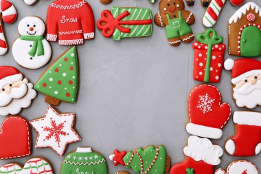 Gri arka planda farklı Noel kurabiyeleriyle yapılmış çerçeveler. Metin için boşluk