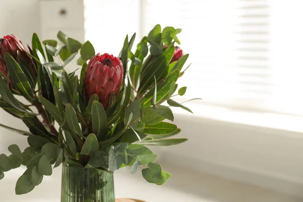 Vas Dengan Karangan Bunga Protea Yang Indah Dalam Ruangan Closeup — Stok Foto