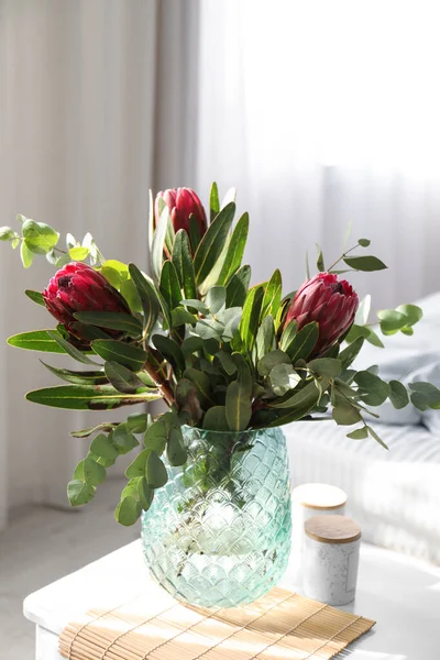 Βάζο Μπουκέτο Από Όμορφα Λουλούδια Protea Λευκό Τραπέζι Στο Υπνοδωμάτιο — Φωτογραφία Αρχείου