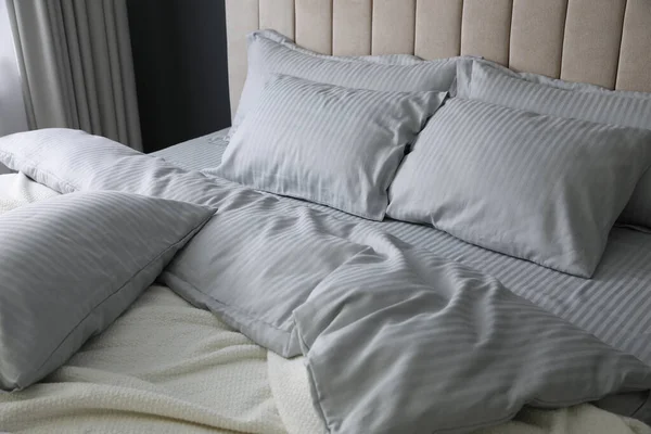 Удобная Кровать Мягким Одеялом Подушками Помещении Крупным Планом — стоковое фото