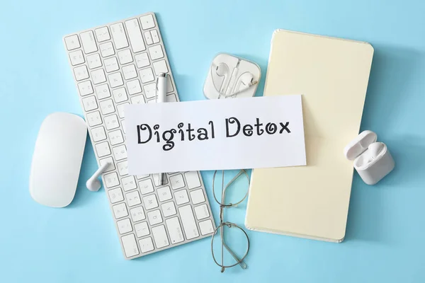 Плоская Композиция Бумажной Записки Фразой Digital Detox Голубом Фоне — стоковое фото