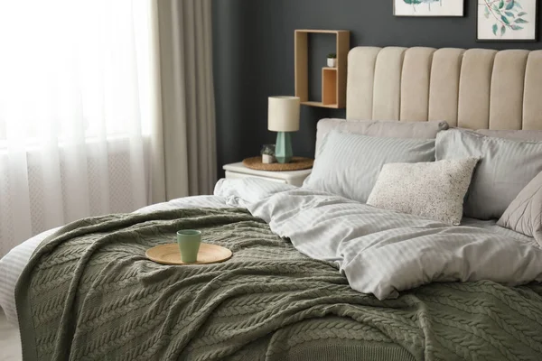 Cómoda Cama Con Cuadros Verdes Punto Interior Habitación Con Estilo — Foto de Stock