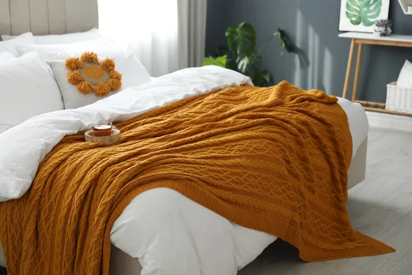 Tasse Tee Und Gestrickte Orange Kariert Auf Dem Bett Stilvollen — Stockfoto