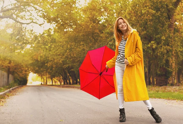 Vacker Ung Kvinna Bär Eleganta Höstkläder Med Rött Paraply Parken — Stockfoto