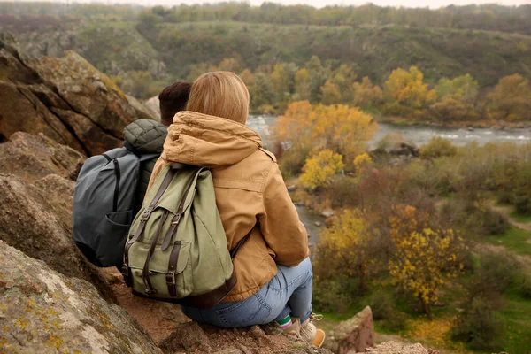 Casal Caminhantes Com Mochilas Viagem Desfrutando Bela Vista Natureza — Fotografia de Stock