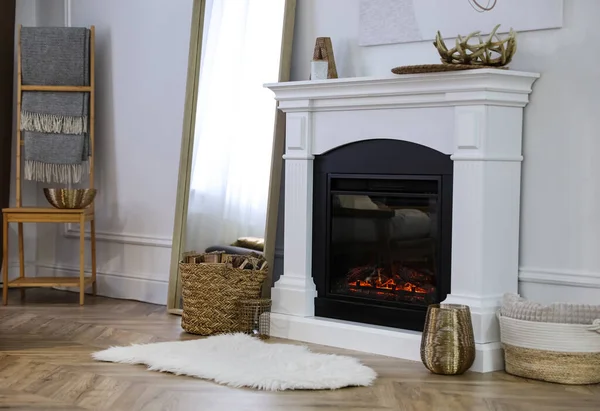 白い壁の近くに暖炉付きの美しいリビングルームのインテリア — ストック写真