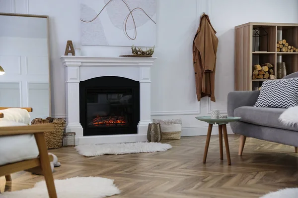 Beau Salon Intérieur Avec Cheminée Près Mur Blanc — Photo