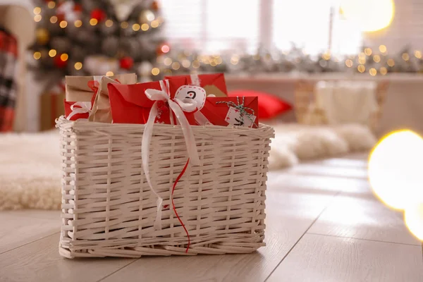 Noel Takvimi Için Kağıt Torbalarda Hediye Dolu Bir Sepet Evde — Stok fotoğraf