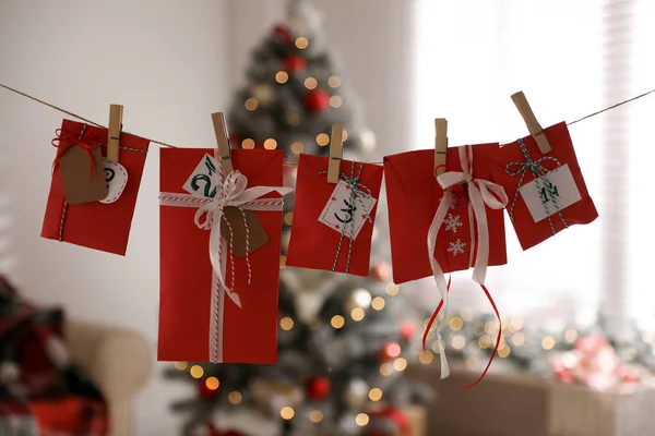 Calendrier Avent Noël Avec Des Cadeaux Suspendus Dans Chambre — Photo