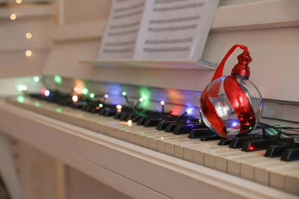 Hermoso Adorno Teclas Piano Interior Espacio Para Texto Música Navideña — Foto de Stock