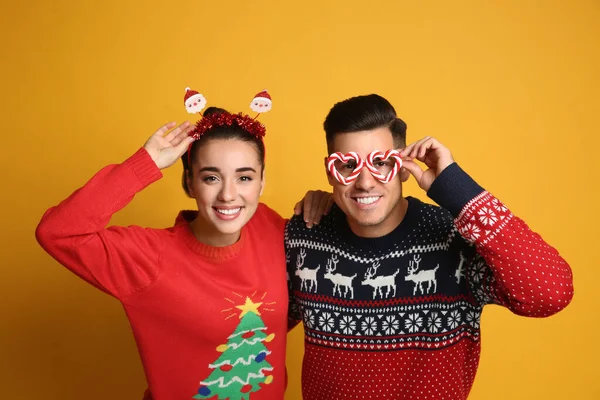 Pareja Suéteres Navidad Diadema Santa Gafas Fiesta Sobre Fondo Amarillo —  Fotos de Stock