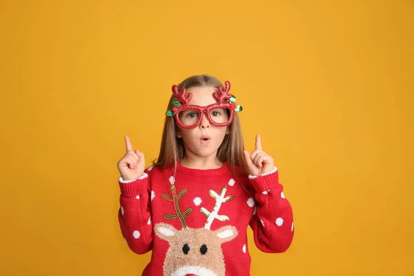 Niña Sorprendida Jersey Navidad Gafas Fiesta Apuntando Sobre Fondo Amarillo —  Fotos de Stock