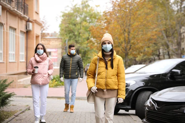 Gente Con Mascarillas Médicas Caminando Aire Libre Protección Personal Durante — Foto de Stock