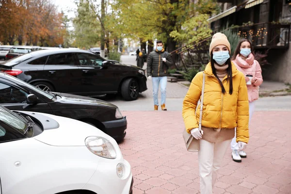 Mujer Joven Con Mascarilla Médica Guantes Caminando Aire Libre Protección — Foto de Stock