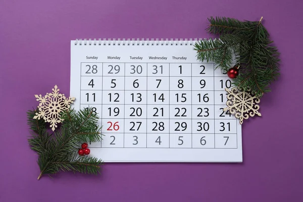 Samenstelling Met Kalender Sparren Takken Kerstversiering Paarse Achtergrond Plat Gelegd — Stockfoto