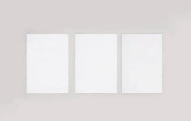 Işık duvarında boş posterler. Tasarım için model 