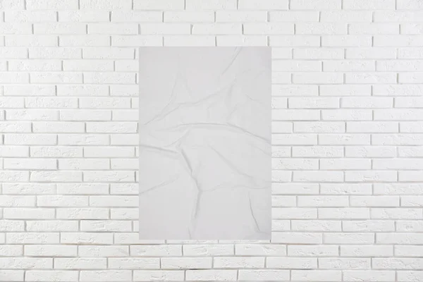 白砖墙上的空白折皱的海报 用于设计的模型 — 图库照片