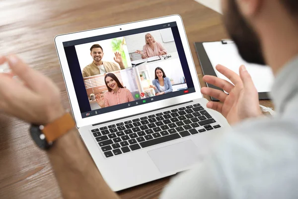 Hombre Teniendo Video Chat Con Equipo Mesa Primer Plano — Foto de Stock