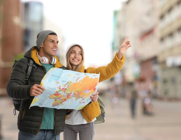 Szczęśliwi Podróżnicy Mapą Obcym Mieście Wycieczka Wakacyjna — Zdjęcie stockowe