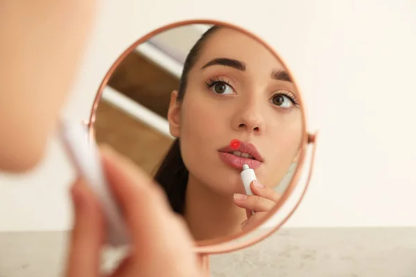 Mujer Con Herpes Aplicando Crema Labio Delante Del Espejo — Foto de Stock