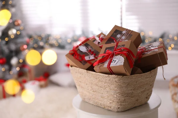 Košík Plný Dárkových Krabic Pro Vánoční Adventní Kalendář Pokoji Prostor — Stock fotografie