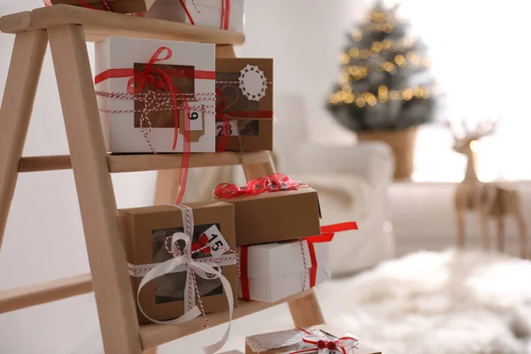 Calendrier Avent Avec Des Cadeaux Dans Chambre Décorée Pour Noël — Photo
