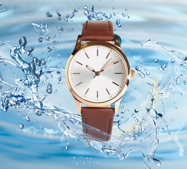 水の豪華な女性の時計は その防水性を示すスプラッシュ — ストック写真