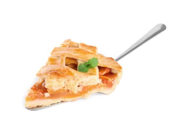 Lezzetli taze şeftalili turta. Beyazda izole edilmiş.